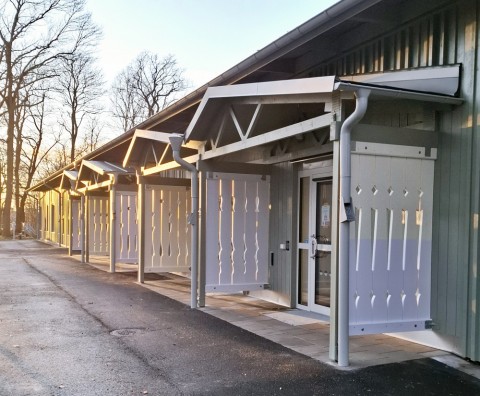 Ett skratt mellan gult och lila