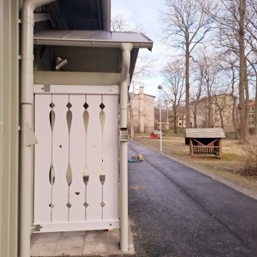 Ett skratt mellan gult och lila