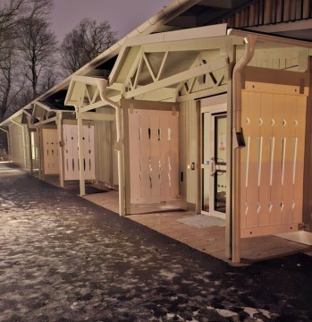 Ett skratt mellan gult och lila