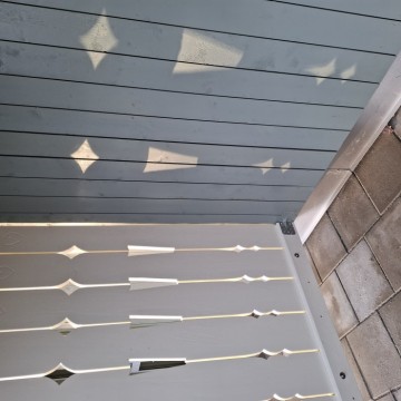 Ett skratt mellan gult och lila