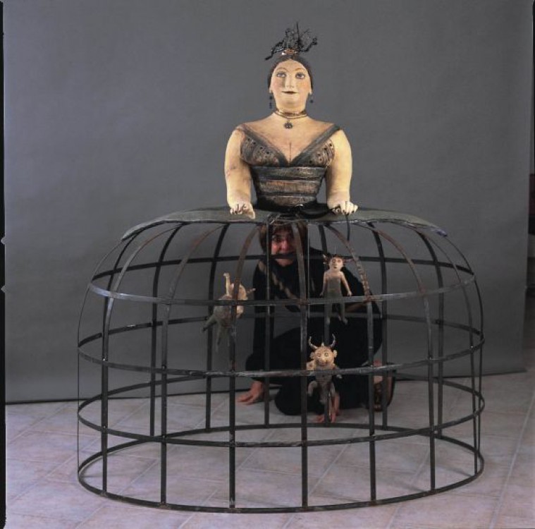 <h1><a href='/medlemmar/ilona-benczedi'>Ilona Benczédi</a></h1><h4>Ilona Bencz&eacute;di<br />
"Dam i krinolin"<br />
Stengods ,metall<br />
<br /></h4>